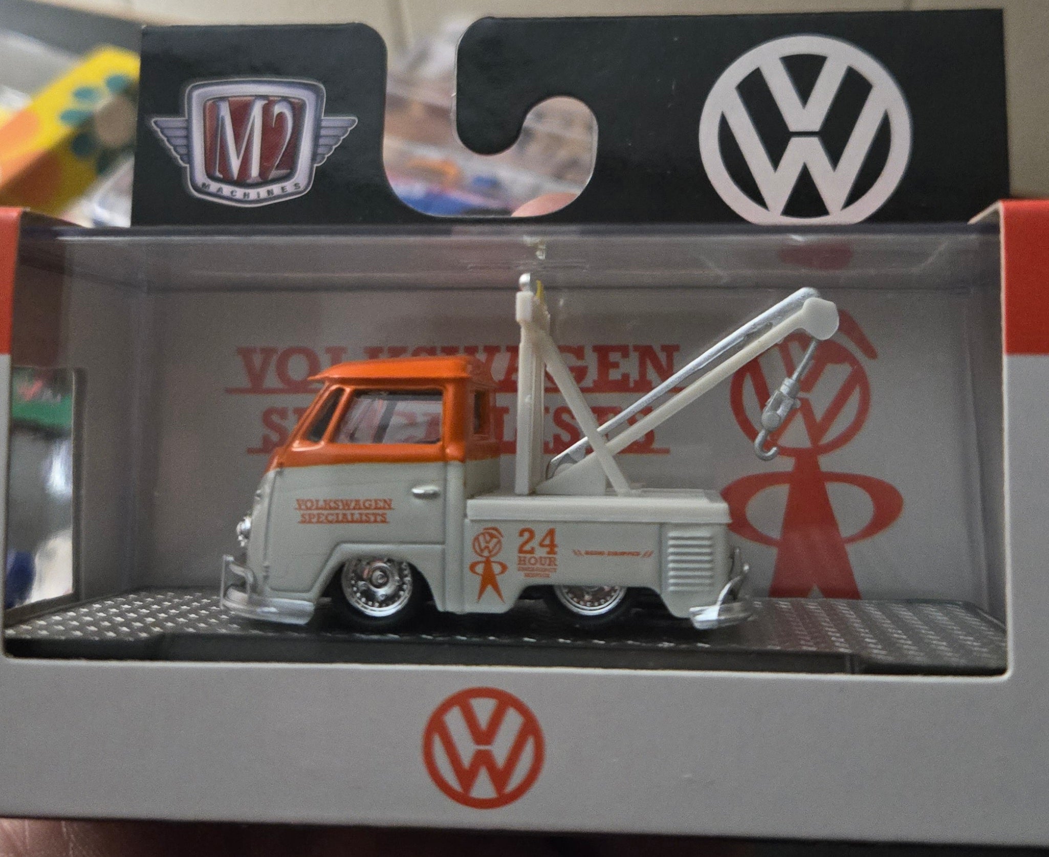 M2 Machines 1:64 1960 Volkswagen Single Cab Tow Truck - Volkswagen Specialista - R96